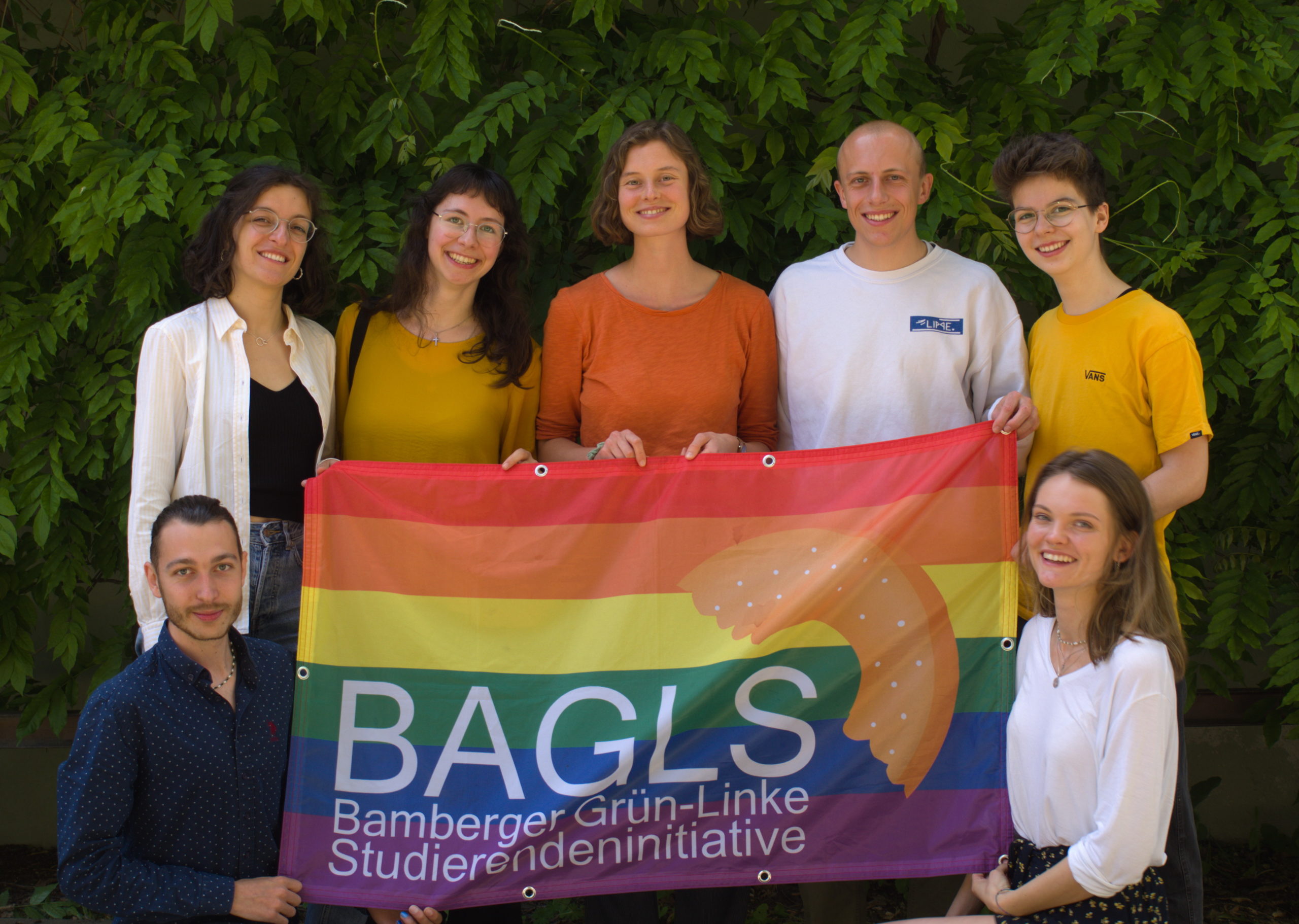 Die Mitglieder der BAGLS mit Regenbogen-BAGLS Flagge